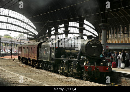 LMS classe Stanier 8F 48151 locomotive à vapeur à la gare de New York, UK avec le Scarborough Spa Express train charter Banque D'Images