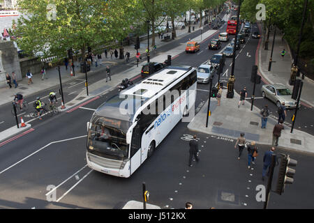 Londres, Angleterre - 24 mai 2016 : A National Express Coach sur l'Embankment road près de Westminster au centre de Londres. Banque D'Images