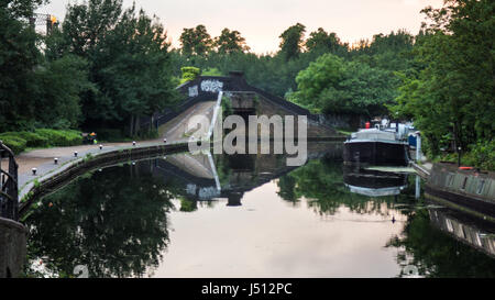 Un pont se reflétant dans les eaux du Grand Union Canal à Ladbroke Grove à l'ouest de Londres. Banque D'Images