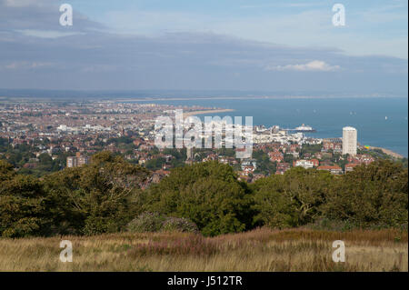 Une vue de haut niveau à la recherche sur la ville d'Eastbourne sur la côte sud de l'Angleterre dans le comté de l'East Sussex. Banque D'Images