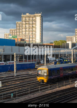 Londres, Angleterre, Royaume Uni - 21 juin 2016 : des trains de banlieue sur la ligne principale au Great Western Royal Oak près de Paddington dans l'ouest de Londres. Banque D'Images