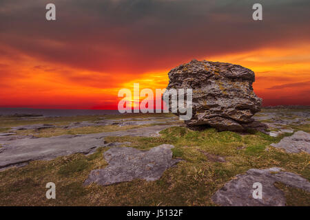 D'énormes blocs de calcaire erratique glaciaire sur les falaises de la baie Doolins, le Burren, comté de Clare, Irlande Banque D'Images