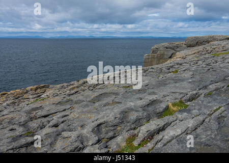 Une vue sur les falaises en bord de la baie Doolins, le Burren, comté de Clare, Irlande Banque D'Images
