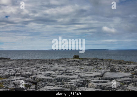 Vue panoramique sur les falaises de la baie Doolins, le Burren, comté de Clare, Irlande Banque D'Images
