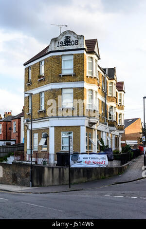 Londres, Angleterre - 10 juillet 2016 : maisons mitoyennes de puits House Road dans le vieux chêne commun, l'ouest de Londres, sont ornés de bannières qui protestent contre la construction d Banque D'Images