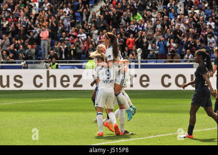 Lyon (sud-est de la France) : women's match de football, l'Olympique Lyonnais (OL) contre Paris Saint-Germain (PSG), l'Olympique Lyonnais a gagné le match 3-0. Après qu'elle a marqué le troisième but, Alex Morgan, American International star, est félicité par ses coéquipiers. Eugénie Le Sommer vu de derrière Banque D'Images