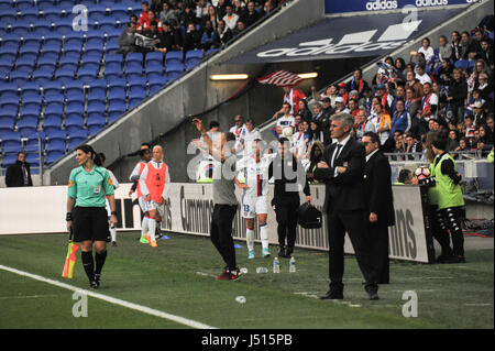 Lyon (sud-est de la France) : 2017/05/13. femmes football match, l'Olympique Lyonnais (OL) contre Paris Saint-Germain (PSG), l'Olympique Lyonnais a gagné le match 3-0. Après qu'elle a marqué le troisième but, Alex Morgan, American International star, a quitté ses coéquipiers en raison d'un tendon Banque D'Images