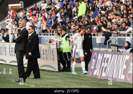 Lyon (sud-est de la France) : 2017/05/13. femmes football match, l'Olympique Lyonnais (OL) contre Paris Saint-Germain (PSG), l'Olympique Lyonnais a gagné le match 3-0. Après qu'elle a marqué le troisième but, Alex Morgan, American International star, a quitté ses coéquipiers en raison d'une blessure au tendon. Banque D'Images