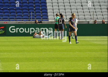 Lyon (sud-est de la France) : 2017/05/13. femmes football match, l'Olympique Lyonnais (OL) contre Paris Saint-Germain (PSG), l'Olympique Lyonnais a gagné le match 3-0. Après qu'elle a marqué le troisième but, Alex Morgan, American International star, a quitté ses coéquipiers en raison d'une blessure au tendon. Banque D'Images