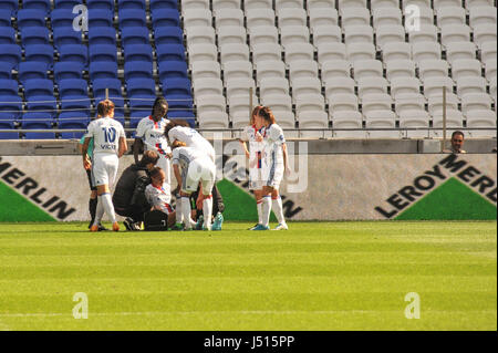 Lyon (sud-est de la France) : 2017/05/13. femmes football match, l'Olympique Lyonnais (OL) contre Paris Saint-Germain (PSG), l'Olympique Lyonnais a gagné le match 3-0. Après qu'elle a marqué le troisième but, Alex Morgan, American International star, a quitté ses coéquipiers en raison d'une blessure au tendon. Banque D'Images