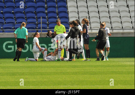 Lyon (sud-est de la France) : 2017/05/13. femmes football match, l'Olympique Lyonnais (OL) contre Paris Saint-Germain (PSG), l'Olympique Lyonnais a gagné le match 3-0. Après qu'elle a marqué le troisième but, Alex Morgan, American International star, a quitté ses coéquipiers en raison d'une blessure au tendon. Banque D'Images