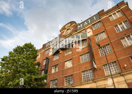 Londres, Angleterre - 10 juillet 2016 : Le 1901 de la façade en brique-Pall Mall, un coffre-entrepôt à Ladbroke Grove. Banque D'Images