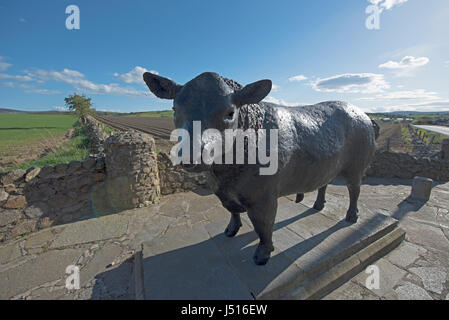 La célèbre statue de taureau noir sur le bord de la route à l'entrée est de la ville de Aberdeenshire Alford dans la région de Grampian, en Écosse. Banque D'Images