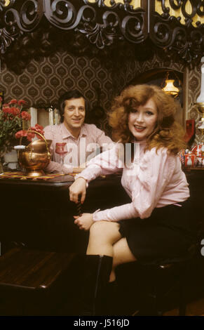 Pugatjova Ala superstar soviétique comme chanteur avec mari Evgenij Baldin il y en appartement à Moscou 1988 Banque D'Images