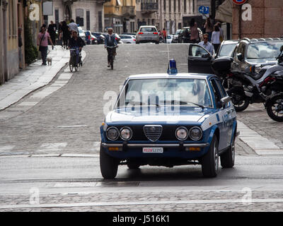 Exemple d'exposition de patrouille de police de Polizia Stradale classique des années 70 Banque D'Images