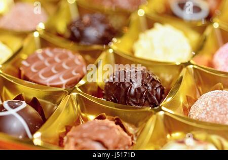 Un gros plan de pralines au chocolat belge dans la boîte. Banque D'Images