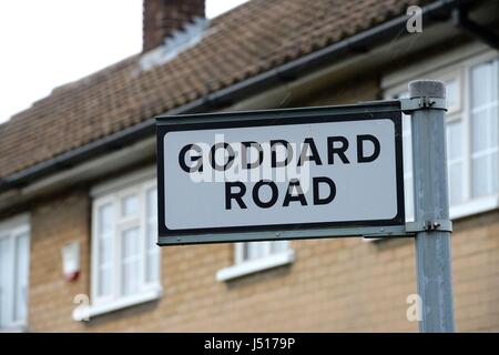 Un signe pour Goddard Road à Stifford Clays, Thurrock, où les policiers sont à la recherche des garages pour le corps de lycéenne Danielle Jones qui ont disparu en 2001. Banque D'Images