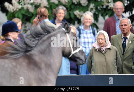 La reine Elizabeth II watches un affichage des poneys pendant le Royal Windsor Horse Show, qui a lieu dans le parc du château de Windsor dans le Berkshire. Banque D'Images