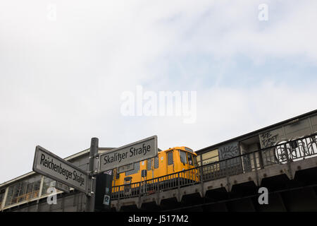 BERLIN, MAI 3TH : U-Bahn Berlin - ou Untergrundbahn, (Allemand pour métro) voie surélevée et Berlin U-Bahn Kottbusser Tor à Berl Banque D'Images