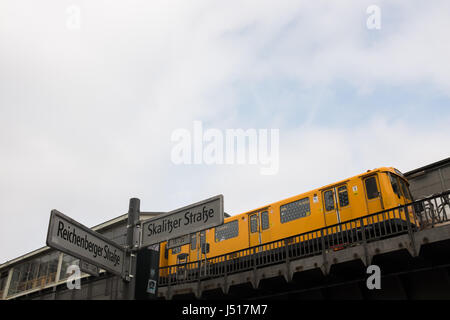 BERLIN, MAI 3TH : U-Bahn Berlin - ou Untergrundbahn, (Allemand pour métro) voie surélevée et Berlin U-Bahn Kottbusser Tor à Berl Banque D'Images