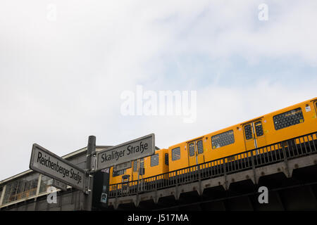 BERLIN, MAI 3TH : U-Bahn Berlin - ou Untergrundbahn, (Allemand pour métro) voie surélevée et Berlin U-Bahn Kottbusser Tor à Berl Banque D'Images