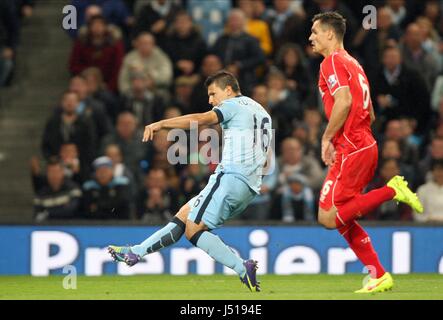 Les scores SERGIO AGUERO MANCHESTER CITY V LIVERPOOL ETIHAD STADIUM MANCHESTER EN ANGLETERRE 25 Août 2014 Banque D'Images