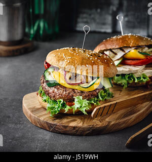 Tofu burger de boeuf et légumes grillés avec divers Banque D'Images