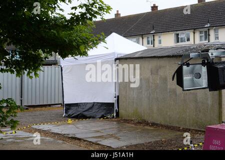 La scène entre Goddard Road et Crammavill Stifford Clays, dans la rue Thurrock, où la police sont à la recherche des garages pour le corps de lycéenne Danielle Jones qui ont disparu en 2001. Banque D'Images