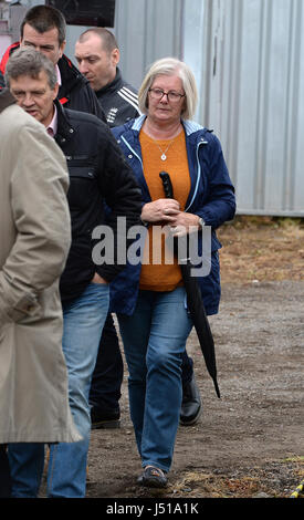 Tony et Linda Jones, les parents de disparus lycéenne Danielle Jones, arriver à la scène entre Goddard Road et Crammavill Stifford Clays, dans la rue Thurrock, où la police sont à la recherche des garages pour le corps de leur fille qui a disparu en 2001. Banque D'Images