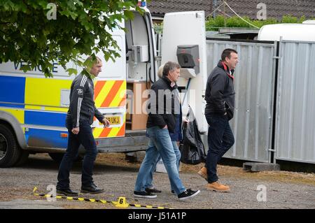 Tony et Linda Jones (centre l'ombre), les parents de disparus lycéenne Danielle Jones, arriver à la scène entre Goddard Road et Crammavill Stifford Clays, dans la rue Thurrock, où la police sont à la recherche des garages pour le corps de leur fille qui a disparu en 2001. Banque D'Images