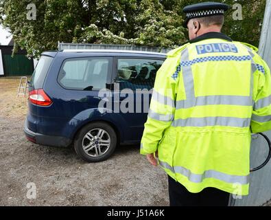 Tony et Linda Jones, les parents de disparus lycéenne Danielle Jones, arriver à la scène entre Goddard Road et Crammavill Stifford Clays, dans la rue Thurrock, où la police sont à la recherche des garages pour le corps de leur fille qui a disparu en 2001. Banque D'Images