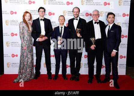 George Ormond, Marc Munden, Jack Thorne et John Chapman avec l'award de la Meilleure mini série pour trésor national avec Ed Westwick (droite) et Eleanor Tomlinson (à gauche) dans la salle de presse à la Vierge PLAT British Academy Television Awards 2017 qui a eu lieu au Festival Hall à Southbank Centre, Londres. ASSOCIATION DE PRESSE Photo. Photo date : dimanche 14 mai 2017. Voir PA story SHOWBIZ BAFTA. Crédit photo doit se lire : Ian West/PA Wire Banque D'Images