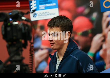 La triathlonienne Jonny Brownlee s'entretient avec la BBC à l'Jonny Brownlee City Landmark Reprise à la Leeds Town Hall, l'avenir de la Colombie-Britannique Threadneedle World Triathlon Leeds les 10 et 11 juin 2017.La presse Photo. Photo date : lundi 15 mai 2017. Crédit photo doit se lire : Barrington Coombs/PA Wire Banque D'Images