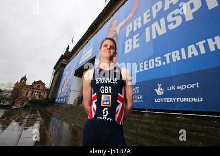 La triathlonienne Jonny Brownlee pose devant le Monument de la ville de Jonny Brownlee Reprise à la Leeds Town Hall, l'avenir de la Colombie-Britannique Threadneedle World Triathlon Leeds les 10 et 11 juin 2017.La presse Photo. Photo date : lundi 15 mai 2017. Crédit photo doit se lire : Barrington Coombs/PA Wire Banque D'Images