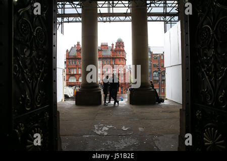 La triathlonienne Jonny Brownlee s'entretient avec la BBC à l'Jonny Brownlee City Landmark Reprise à la Leeds Town Hall, l'avenir de la Colombie-Britannique Threadneedle World Triathlon Leeds les 10 et 11 juin 2017.La presse Photo. Photo date : lundi 15 mai 2017. Crédit photo doit se lire : Barrington Coombs/PA Wire Banque D'Images