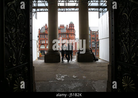 La triathlonienne Jonny Brownlee s'entretient avec la BBC à l'Jonny Brownlee City Landmark Reprise à la Leeds Town Hall, l'avenir de la Colombie-Britannique Threadneedle World Triathlon Leeds les 10 et 11 juin 2017.La presse Photo. Photo date : lundi 15 mai 2017. Crédit photo doit se lire : Barrington Coombs/PA Wire Banque D'Images