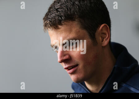 La triathlonienne Jonny Brownlee s'entretient avec la BBC à l'Jonny Brownlee City Landmark Reprise à la Leeds Town Hall, l'avenir de la Colombie-Britannique Threadneedle World Triathlon Leeds les 10 et 11 juin 2017. Banque D'Images