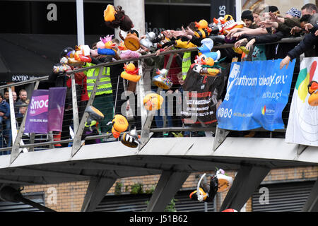 Acteur Jack Coronation Street P. Shepherd prend une pause rapide de filmer à l'appui de la course de canards de Manchester dans l'aide de Brainwave Children's Charity, qui a eu lieu le long de la rivière Irwell entre Manchester Salford et sensibiliser des milliers de livres pour l'organisme de bienfaisance. Jack's fils Ruben Berger 3 était un peu effronté lors d'une photo de groupe avec son partenaire Lauren Shippey et ses 13 Les Arts de l'école à l'événement., qui a eu lieu le long de la rivière Irwell entre Manchester Salford et sensibiliser des milliers de livres pour l'organisme de bienfaisance. Jack's fils Ruben Berger 3 était un peu effronté lors d'une photo de groupe wit Banque D'Images