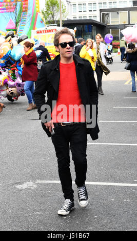 Acteur Jack Coronation Street P. Shepherd prend une pause rapide de filmer à l'appui de la course de canards de Manchester dans l'aide de Brainwave Children's Charity, qui a eu lieu le long de la rivière Irwell entre Manchester Salford et sensibiliser des milliers de livres pour l'organisme de bienfaisance. Jack's fils Ruben Berger 3 était un peu effronté lors d'une photo de groupe avec son partenaire Lauren Shippey et ses 13 Les Arts de l'école à l'événement., qui a eu lieu le long de la rivière Irwell entre Manchester Salford et sensibiliser des milliers de livres pour l'organisme de bienfaisance. Jack's fils Ruben Berger 3 était un peu effronté lors d'une photo de groupe wit Banque D'Images