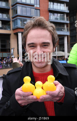 Acteur Jack Coronation Street P. Shepherd prend une pause rapide de filmer à l'appui de la course de canards de Manchester dans l'aide de Brainwave Children's Charity, qui a eu lieu le long de la rivière Irwell entre Manchester Salford et sensibiliser des milliers de livres pour l'organisme de bienfaisance. Jack's fils Ruben Berger 3 était un peu effronté lors d'une photo de groupe avec son partenaire Lauren Shippey et ses 13 Les Arts de l'école à l'événement., qui a eu lieu le long de la rivière Irwell entre Manchester Salford et sensibiliser des milliers de livres pour l'organisme de bienfaisance. Jack's fils Ruben Berger 3 était un peu effronté lors d'une photo de groupe wit Banque D'Images