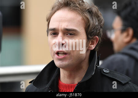 Acteur Jack Coronation Street P. Shepherd prend une pause rapide de filmer à l'appui de la course de canards de Manchester dans l'aide de Brainwave Children's Charity, qui a eu lieu le long de la rivière Irwell entre Manchester Salford et sensibiliser des milliers de livres pour l'organisme de bienfaisance. Jack's fils Ruben Berger 3 était un peu effronté lors d'une photo de groupe avec son partenaire Lauren Shippey et ses 13 Les Arts de l'école à l'événement., qui a eu lieu le long de la rivière Irwell entre Manchester Salford et sensibiliser des milliers de livres pour l'organisme de bienfaisance. Jack's fils Ruben Berger 3 était un peu effronté lors d'une photo de groupe wit Banque D'Images