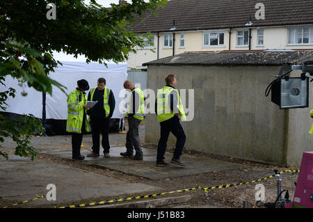 Travailleurs commencent à démanteler un garage à la scène entre Goddard Road et Crammavill Stifford Clays, dans la rue, où ils sont Thurrock à chercher le corps de lycéenne Danielle Jones qui ont disparu en 2001. Banque D'Images