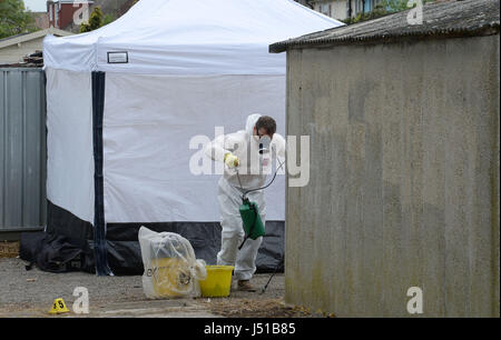 Travailleurs commencent à démanteler un garage à la scène entre Goddard Road et Crammavill Stifford Clays, dans la rue, où ils sont Thurrock à chercher le corps de lycéenne Danielle Jones qui ont disparu en 2001. Banque D'Images