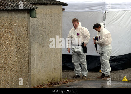 Travailleurs commencent à démanteler un garage à la scène entre Goddard Road et Crammavill Stifford Clays, dans la rue, où ils sont Thurrock à chercher le corps de lycéenne Danielle Jones qui ont disparu en 2001. Banque D'Images