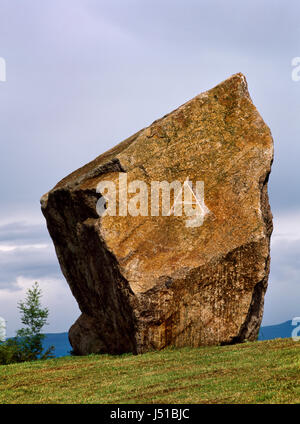 L'Eden Monument du millénaire, Cumbria, un 50-ton bloc de granit de la carrière de Shap consacrée par l'évêque de Penrith, le 2 juillet 2000. A est pour l'alpha. Banque D'Images