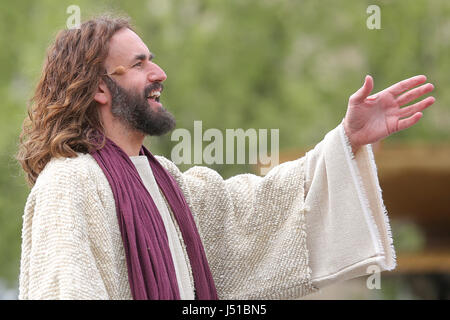 Le Watershall Joueurs Immobilier effectuer la Passion de Jésus. Le rôle de Jésus est joué par James Burke-Dunsmore. La bonne performance vendredi dernier, illustre l'heures de la vie de Jésus de Nazareth. La colline du Calvaire est érigé en vertu de la Colonne Nelson. La pièce est jouée par une troupe de 100 acteurs et les animaux. L'histoire commémorant le jour, Jésus est soupçonné d'avoir été arrêté, jugé et crucifié par les Romains, deux jours avant la résurrection de la mort miraculeusement le dimanche de Pâques est amené à la vie par une distribution de plus d'une centaine, tous en costumes resplendissant, avec chevaux, ânes et colombes. Banque D'Images