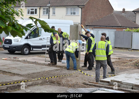 Travailleurs commencent à démanteler un garage à la scène entre Goddard Road et Crammavill Stifford Clays, dans la rue, où ils sont Thurrock à chercher le corps de lycéenne Danielle Jones qui ont disparu en 2001. Banque D'Images