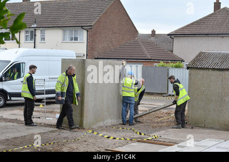 Travailleurs commencent à démanteler un garage à la scène entre Goddard Road et Crammavill Stifford Clays, dans la rue, où ils sont Thurrock à chercher le corps de lycéenne Danielle Jones qui ont disparu en 2001. Banque D'Images