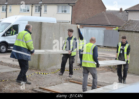 Travailleurs commencent à démanteler un garage à la scène entre Goddard Road et Crammavill Stifford Clays, dans la rue, où ils sont Thurrock à chercher le corps de lycéenne Danielle Jones qui ont disparu en 2001. Banque D'Images