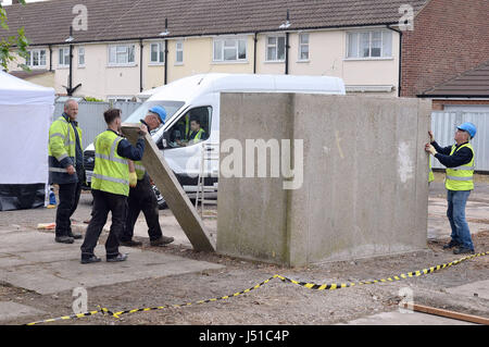 Travailleurs commencent à démanteler un garage à la scène entre Goddard Road et Crammavill Stifford Clays, dans la rue, où ils sont Thurrock à chercher le corps de lycéenne Danielle Jones qui ont disparu en 2001. Banque D'Images